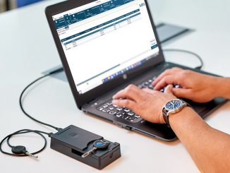 Ohjelmointiavaimen koodaus ei onnistu ilman tietokoneen USB-porttiin kiinnitettävää suojauslaitetta. Kuva iLOQ oy.