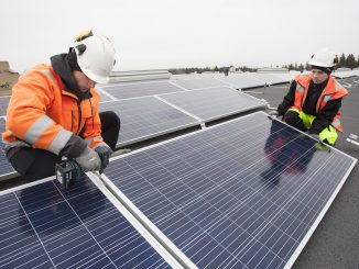Aurinkovoimalan rakentaminen on suurimmaksi osaksi mekaanista asennustyötä. Solnet Green Energyn Siim Kuiv ja Imre Aas ovat jo kokeneita aurinkopaneelien asentajia.