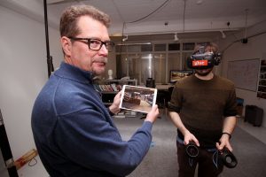 Faken Matti Pouhakan mukaan virtuaalitodellisuuteen pääsee niin VR-laseilla kuin tablettitietokoneellakin. Kuva Markku Alén.