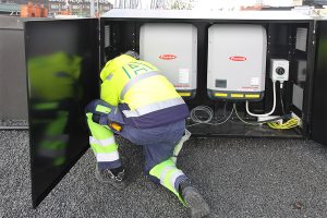Oikein suojattuna aurinkosähköjärjestelmän invertterit voidaan sijoittaa myös rakennuksen katolle. Kuva Maria Heinola.