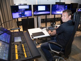 Bright Finland oy:n Sami Heikkilä esittelee, miten studion valaistusta ohjataan valopöydältä. Kuva Suvi Elo.