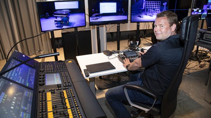 Bright Finland oy:n Sami Heikkilä esittelee, miten studion valaistusta ohjataan valopöydältä. Kuva Suvi Elo. Bright Finland oy:n Sami Heikkilä esittelee, miten studion valaistusta ohjataan valopöydältä. Kuva Suvi Elo.