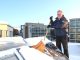 Sähköinfon Timo Ylisen mukaan aurinkopaneelit voi harjata varovaisesti lumesta, mutta jäätä ei kannata lähteä raaputtamaan pois herkältä pinnalta. ”Tärkein sääntö on, että katolta ei saa pudota.” Kuva Mikko Arvinen.