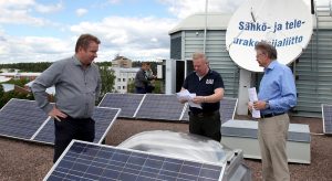 Sähköinfon tekninen johtaja Esa Tiainen, tekninen asiantuntija Timo Ylinen sekä STUL:n järjestöpäällikkö Arto Saastamoinen muistuttavat, että 230-voltin sähköjärjestelmään kytkettävän aurinkosähköjärjestelmän käyttöönottoa koskevat täsmälleen samat vaatimukset kuin muitakin sähköasennuksia; työ pitää jättää luvat omaavalle sähköurakointiyritykselle.