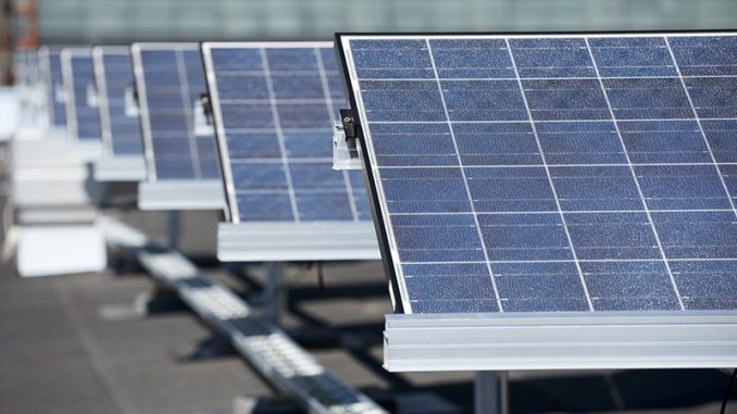 Aurinkosähköjärjestelmien tarjoajien määrän lisääntymisen myötä laitteiden ja asennusten taso vaihtelee melkoisesti. Kuvituskuva ABB. Aurinkosähköjärjestelmien tarjoajien määrän lisääntymisen myötä laitteiden ja asennusten taso vaihtelee melkoisesti. Kuvituskuva ABB.