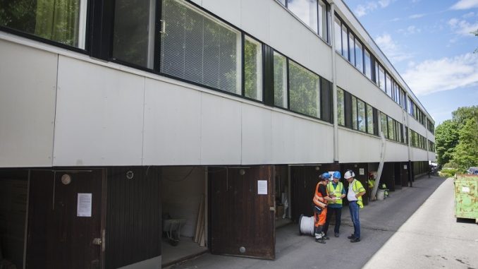 Yhteensä 36 asunnosta koostuva Niemenmäenkuja 2 on linja- ja sähkösaneerattavana vuoden loppuun. Kerrallaan työn alla on 6 - 18 asuntoa. Kuva Raisa-Kyllikki Ranta. Yhteensä 36 asunnosta koostuva Niemenmäenkuja 2 on linja- ja sähkösaneerattavana vuoden loppuun. Kerrallaan työn alla on 6 - 18 asuntoa. Kuva Raisa-Kyllikki Ranta.
