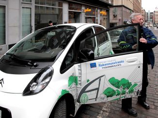 Helsinki on hankkinut jo runsaasti sähköautoja esimerkiksi kaupungin pysäköinninvalvojien käyttöön. Kuva Helsingin kaupunki/Lauri Hänninen.