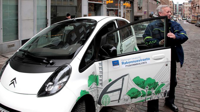 Helsinki on hankkinut jo runsaasti sähköautoja esimerkiksi kaupungin pysäköinninvalvojien käyttöön. Kuva Helsingin kaupunki/Lauri Hänninen.