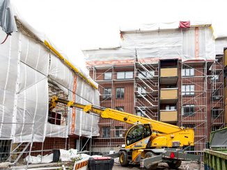 Hoas on peruskorjannut tämän ja viime vuoden aikana viisi opiskelija-asuntokohdetta. Kuvassa vuonna 1981 valmistunut Pasilanraitio 6. Kohteen sähköurakoinnista vastasi Takuusähkö oy. Kuva Matti Vuohelainen.