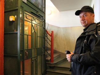 Helsingin kaupungin hissiasiamies Simo Merilän mukaan uudet, syyskuun alussa voimaan tulleet turvallisuusvaatimukset lisäävät hissien tilantarvetta. Kuvan jälkiasennushissi istuu tyylikkäästi vuonna 1906 valmistuneen Jugend-talon portaikkoon.