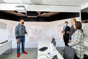 Swecon Sähkötoimiala-yksikön kehityksestä vastaava suunnittelujohtaja Jouni Palmu esittelee Swecon virtuaalista Cave-tilaa. Kuva Mikko Käkelä.