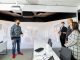 Swecon Sähkötoimiala-yksikön kehityksestä vastaava suunnittelujohtaja Jouni Palmu esittelee Swecon virtuaalista Cave-tilaa. Kuva Mikko Käkelä.