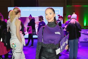 Rambollilla älykkäiden rakennusten johtavana asiantuntijana työskentelevä Laura Remes on yksi Näkymätön voima -kampanjan keulakasvoista.