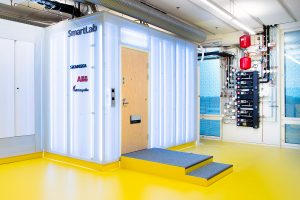 SmartLabin seinien takaa löytyy runsaasti monipuolista tekniikkaa. Kuva Metropolia.