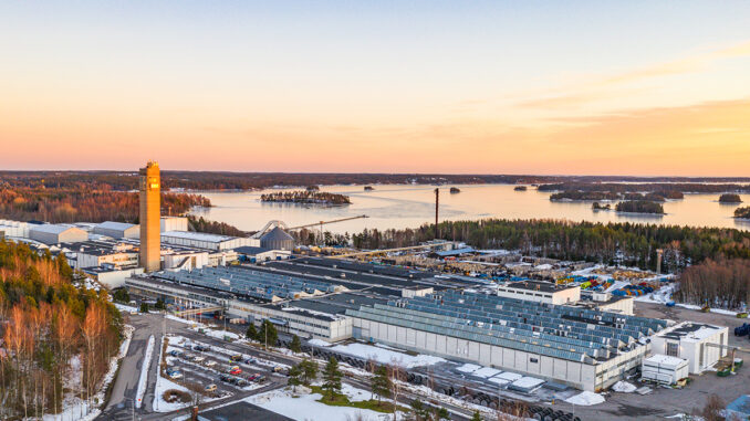 Kirkkonummella sijaitsevan Pikkalan tehtaan laajennustyöt on tarkoitus aloittaa kesään 2022 mennessä. Kuva Teemu Kiiskinen.
