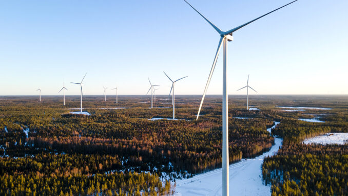 Vuonna 2020 käynnistynyt Simon Sarvisuon tuulipuiston rakentaminen on loppusuoralla. Kuva SOK/Timo Heikkala.