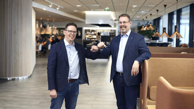 Airlonin toimitusjohtaja Sakari Mäenpää ja A-Insinöörien teollisuuden ja talotekniikan toimialajohtaja Sasu Karkiainen. Kuva Kai Tirkkonen. Airlonin toimitusjohtaja Sakari Mäenpää ja A-Insinöörien teollisuuden ja talotekniikan toimialajohtaja Sasu Karkiainen. Kuva Kai Tirkkonen.