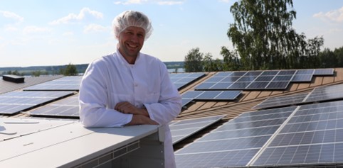 Juustoportin tehdaspäällikkö Marko Viitala esitteli katolle asennettuja paneeleita.