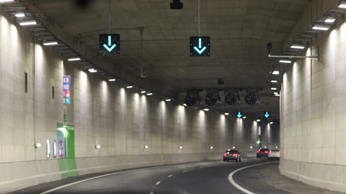 Keilaniemen tunneli kulkee Espoon Keilaniemen, Tapiolan ja Otaniemen välissä. Philipsin toimittama ledivalaistus säätyy automaattisesti valotilanteen mukaan.