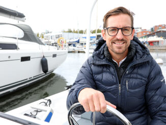 Q Yachtin purjehdusta harrastavan toimitusjohtaja Johan Uunilan mukaan myös äänettömän sähköveneen ruorissa pääsee lähemmäksi luontoa kuin polttomoottoriveneen ratissa.