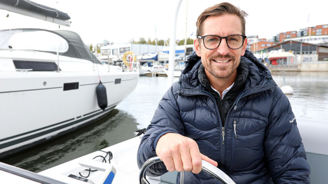 Q Yachtin purjehdusta harrastavan toimitusjohtaja Johan Uunilan mukaan myös äänettömän sähköveneen ruorissa pääsee lähemmäksi luontoa kuin polttomoottoriveneen ratissa.