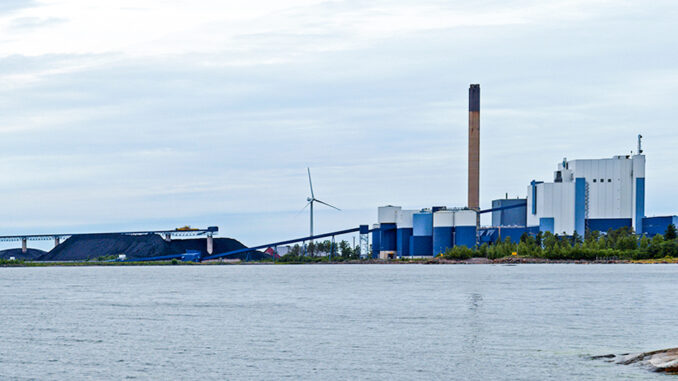 Vuonna 1994 valmistunut Meri-Porin voimalaitos on Suomen suurin ja nykyaikaisin hiilivoimala. Kuva Kallerna/Wikimedia Commons.