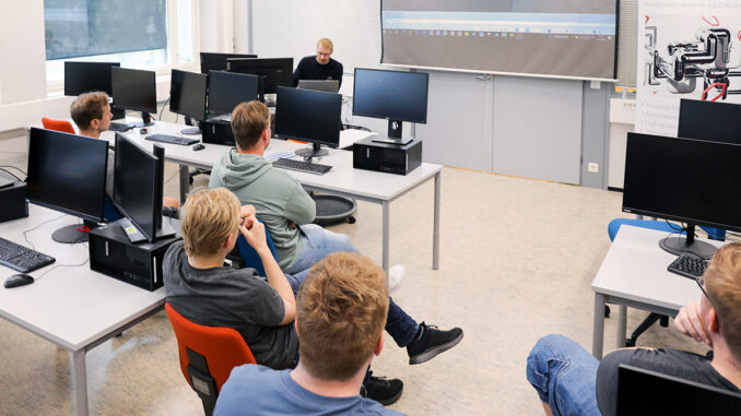 MagiCAD Groupin Tommi Piittala esitteli opiskelijoille tietomallinnuksen mahdollisuuksia.
