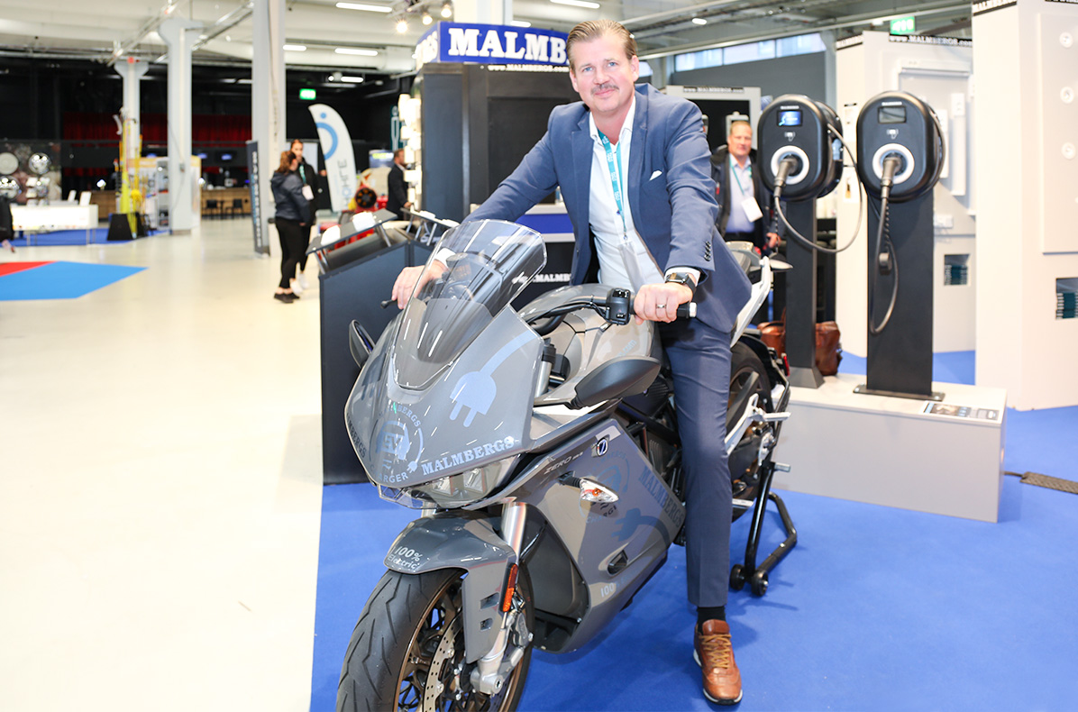 Malmbergs Elektriskan Johan Folken mukaan Zero SR/S -moottoripyörä kulkee yhdellä latauksella yli 250 kilometriä ja kiihtyy 0 - 100 km/h 2,5 sekunnissa.