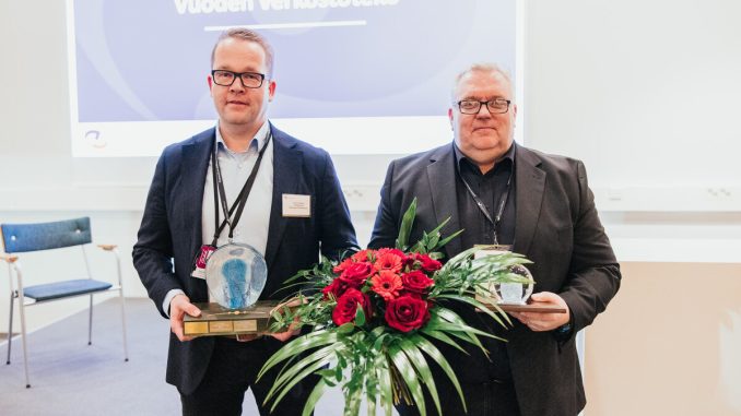 Vuoden verkostoteko -palkinto Vuoden verkostoteko -palkinnon vastaanottivat Tampereen aikuiskoulutuskeskuksen toimialajohtaja Juha Jokinen (TAKK Tekniikka) ja koulutuspäällikkö Jari Hietanen (TAKK Kone- ja sähkötekniikka). Kuva Jyri Kivimäki