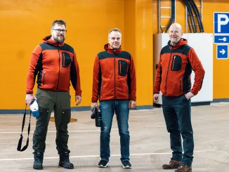 Juhani Tammi, Harry Vesterkvist ja Heikki Kiiskilä uskovat, että erityisesti uudet energiaratkaisut ja sähköautojen latausratkaisut tulevat kasvattamaan lähitulevaisuudessa Tammi Kiinteistötekniikan liikevaihtoa. Kuva Christoffer Björklund.