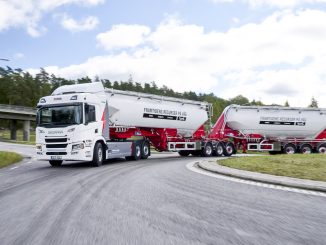 Scanian kokonaispainoltaan 64-tonninen sähkörekka Ruotsissa. Kuva Scania.