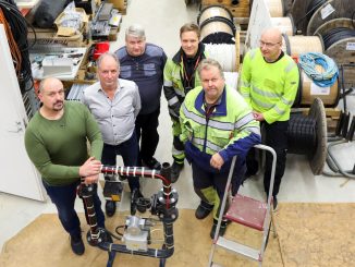 Toimitusjohtaja Pekka Piminäinen, vanhempi asiantuntija Markku Simola, sähkösuunnittelija Erik Johansson, sähköasentaja Kevin Andersson, sähköasentaja Matti Töyrylä ja työnjohtaja Marko Tamminen ovat työskennelleet kaikki pitkään Sähkö-Mekan palveluksessa. Kuva Mikko Arvinen.