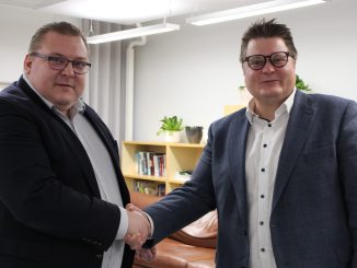 Mikko Yrjönen kiitti NSS:n nykyistä puheenjohtajaa Jonne Järvistä yhdistyksen 23.11. pidetyssä syyskokouksessa. Kuva NSS.