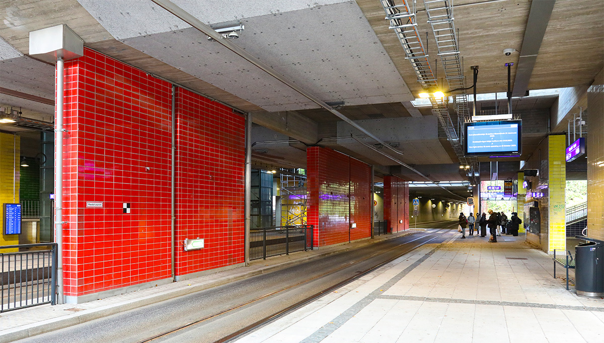 Raitiolinja alittaa Rantaradan Haagassa samassa tunnelissa linja-autojen kanssa.