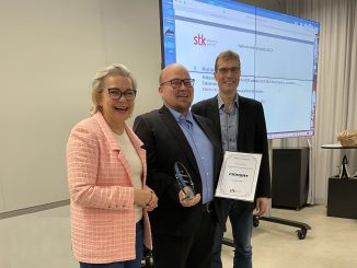 Finnsatin toimitusjohtaja Jarkko Kankaanpää (kesk.) vastaanotti Sähköteknisen kaupan liiton (STK) myöntämän tunnustuksen toimitusjohtaja Sallamaari Muhoselta ja STK:n hallituksen puheenjohtajalta Sonepar Suomen toimitusjohtaja Mika Höijeriltä.