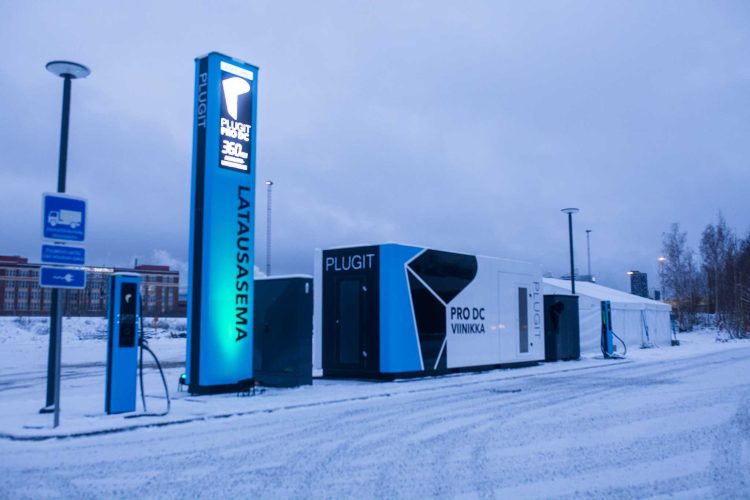 Tampereen latausaseman teho on yhteensä 360 kW. Teho voidaan jakaa kahden ajoneuvon lataukseen. Kuva Plugit.