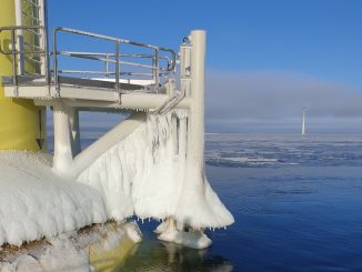 Vuonna 2017 rakennettu, 11 voimalasta koostuva Tahkoluodon merituulipuisto on Suomen ensimmäinen merituulipuisto ja maailman ensimmäinen jäätyvälle merelle rakennettu merituulipuisto. Kuva: Mikko Pärssinen/Suomen Hyötytuuli Oy.