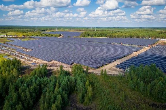 Skarta Energyn Isosuon aurinkopuisto Utajärvellä. Kuva: Aki Kolehmainen.