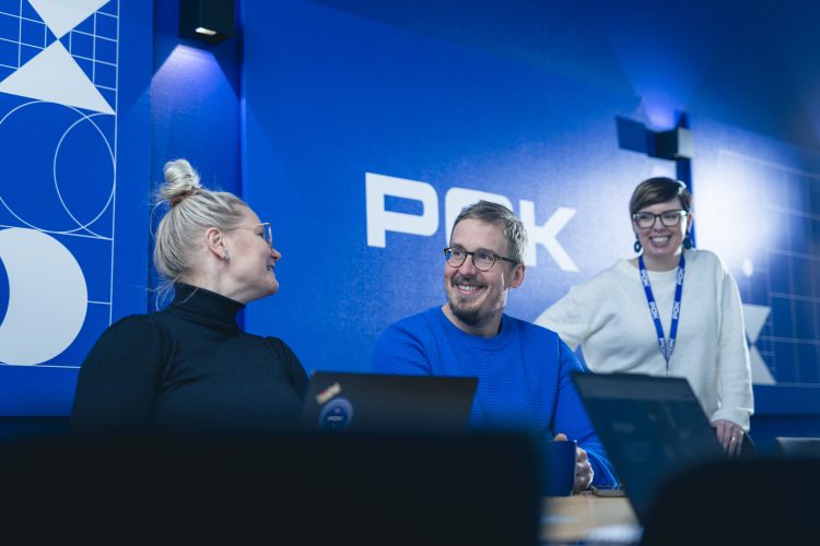 POK Groupissa tehdään systemaattista työtä henkilöstön rekrytoinnissa. Kuvassa henkilöstöjohtaja Sanna Laitinen, liiketoiminnan kehitysjohtaja Teemu Vepsäläinen ja henkilöstöpäällikkö Karita Lehikoinen. Kuva: POK Group oy.