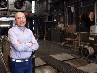 VTT:n erikoistutkija ja MACBETH-hankkeen vetäjä Yancho Todorov VTT:n raskaan ajoneuvotekniikan laboratoriossa Otaniemessä, Espoossa. Kuva: VTT.