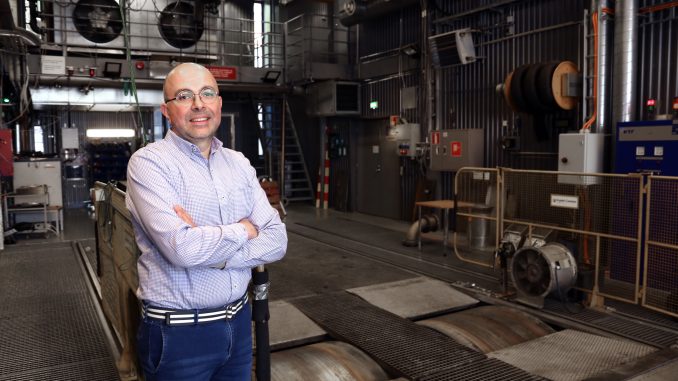 VTT:n erikoistutkija ja MACBETH-hankkeen vetäjä Yancho Todorov VTT:n raskaan ajoneuvotekniikan laboratoriossa Otaniemessä, Espoossa. Kuva: VTT.