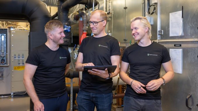 Optimation Finland kokoaa yhteen 30 rakennusautomaation ammattilaista. Kuvassa vasemmalta Antti Rousu, Matti Kälviäinen ja Oiva Partanen Iilaakso oy:n Micropoliksella, jossa rakennusautomaatiosaneeraus muodostui energiatehokkuusprojektiksi ja ilmanvaihdon energiankulutus puolitettiin. Kuva: Petteri Löppönen.