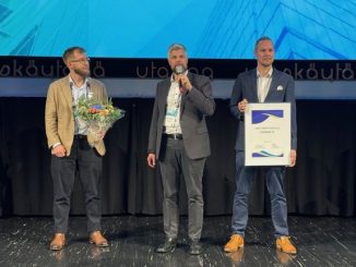 Vuoden sähkösuunnittelija -tunnustuksen ottivat vastaan Granlundin liiketoimintajohtaja Tatu Svahn, liiketoimintayksikön johtaja Topi Volama ja liiketoimintajohtaja Heikki Wilen.