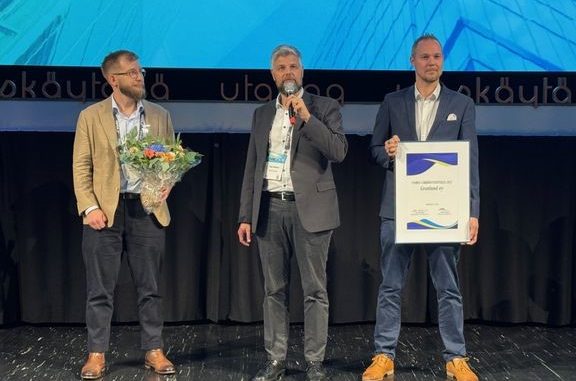 Vuoden 2025 sähkösuunnittelija -tunnustus Vuoden sähkösuunnittelija -tunnustuksen ottivat vastaan Granlundin liiketoimintajohtaja Tatu Svahn, liiketoimintayksikön johtaja Topi Volama ja liiketoimintajohtaja Heikki Wilen.