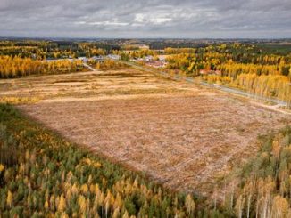 Järvi-Suomen aurinko oy aloittaa Savonlinnan aurinkovoimalan rakennustyöt välittömästi. Voimalan odotetaan valmistuvan kesäkuun 2026 loppuun mennessä.
