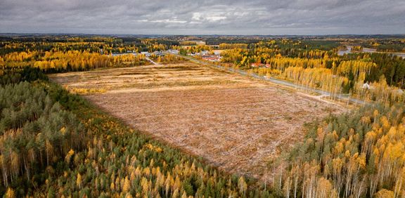 Järvi-Suomen aurinko oy aloittaa Savonlinnan aurinkovoimalan rakennustyöt välittömästi. Voimalan odotetaan valmistuvan kesäkuun 2026 loppuun mennessä.