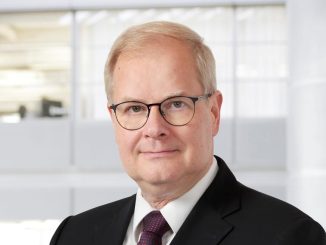 Pekka Tiitinen tuo Vaasan yliopistoon kokemusta globaalista teollisuudesta kestävän energiasiirtymän tueksi.