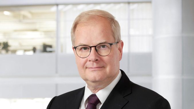 Pekka Tiitinen tuo Vaasan yliopistoon kokemusta globaalista teollisuudesta kestävän energiasiirtymän tueksi.