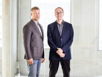 Mikael Forsblom (vasemmalla) luotsaa vastedes vaativiin talotekniikkaprojekteihin erikoistunutta Quattroservicesiä. Kimmo Lehtonen jatkaa Nimlaksen Suomen johtoryhmässä Etelä-Suomen projektiliiketoiminnasta vastaavana liiketoimintajohtajana. Kuva: Marissa Tammisalo.