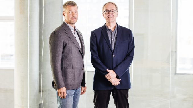 Quattroservices Mikael Forsblom ja Kimmo Lehtonen Mikael Forsblom (vasemmalla) luotsaa vastedes vaativiin talotekniikkaprojekteihin erikoistunutta Quattroservicesiä. Kimmo Lehtonen jatkaa Nimlaksen Suomen johtoryhmässä Etelä-Suomen projektiliiketoiminnasta vastaavana liiketoimintajohtajana. Kuva: Marissa Tammisalo.